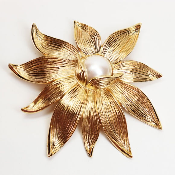 Givenchy Jewelry - SOLD 🛒 🛍 GIVENCHY FAUX PEARL GOLD FLORAL BROOCH